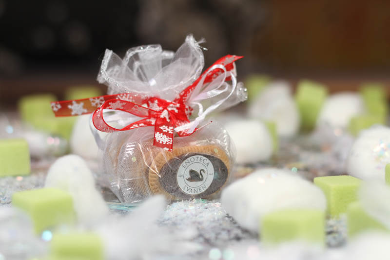 Christmas Chocolate Gifts - 28g Bag with 5 biscuits in white tulle bag with ribbon