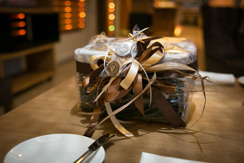 Radošas šokolāžu dāvanas - 700g Pīts zaru grozs pildīts ar 150 gab 3 g šokolādes tāfelītēm