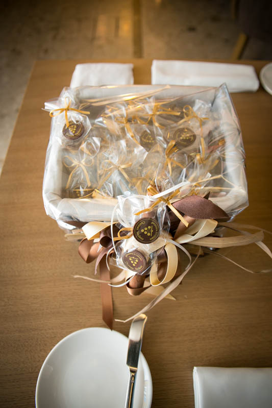 Уникальные Рождественские Подарки - Плетеная соломенная корзина наполненная 150-тью 3-х граммовыми шоколадными плитками, 700г