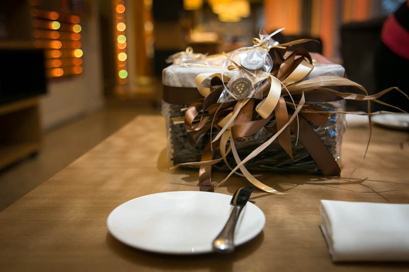 Корзины с Шоколадом - Плетеная соломенная корзина наполненная 150-тью 3-х граммовыми шоколадными плитками, 700г