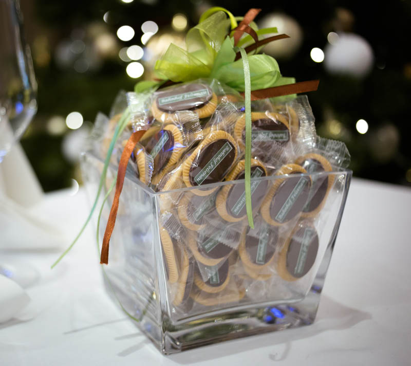 Gala Dinner Chocolate - 450g Glass vase filled with 40 pcs of 5 g biscuits topped with branded chocolate bar