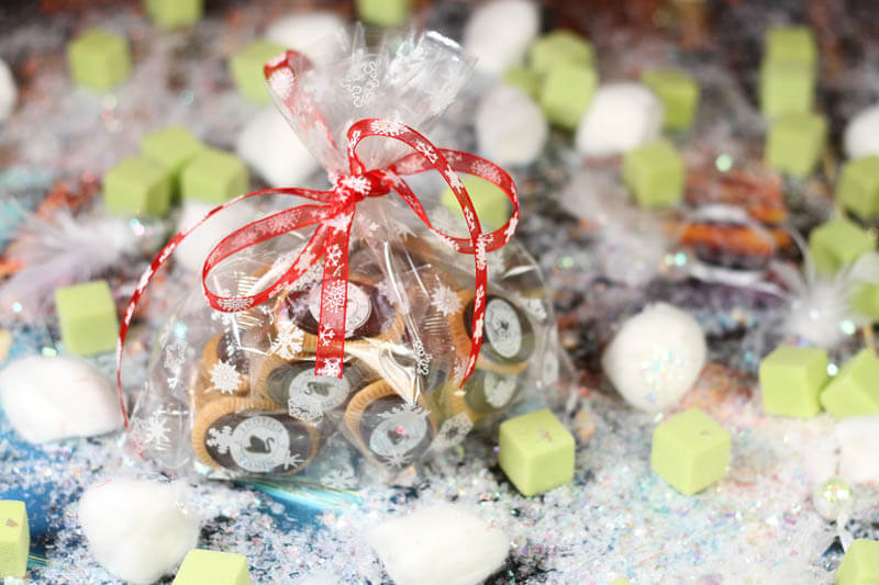 110 g - 110g 20 Biscuits in a Bag with printed snow flakes and ribbon
