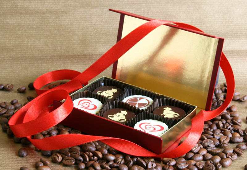 Radošas šokolāžu dāvanas - 78g (13g x 6 gab) 6 Konfektes ar riekstu krēma pildījumu kastītē ar magnētu